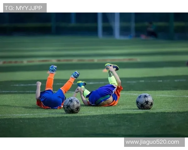 梳着背头的足球球星展现自信魅力，球场外的独特风采与个性塑造